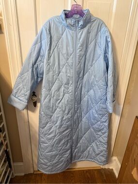 This Ella Simone longline zip robe features a light blue diamond-quilted design.